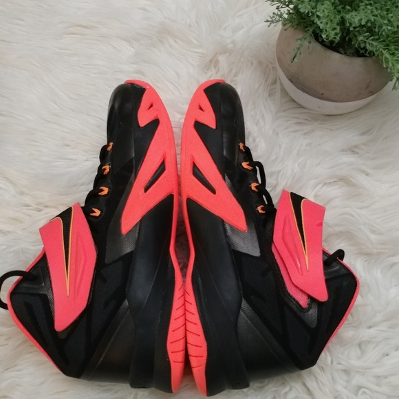 Nike Youth Lebron James Sneakers - Picture 5 of 8